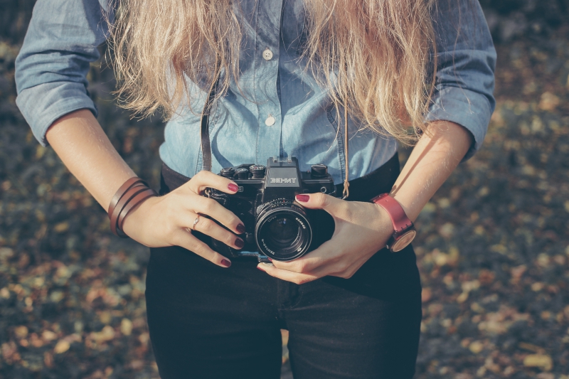 photographe-SEILLANS-min_hand-person-girl-woman-camera-photography-614-pxhere.com